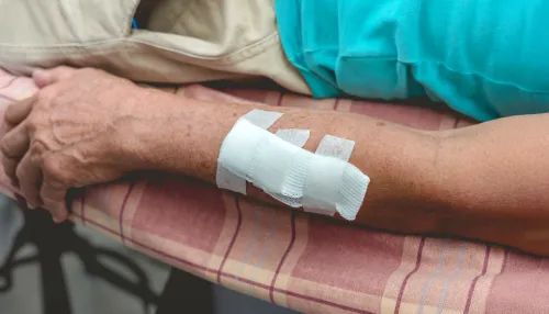 Sauberer Verband auf desinfizierter Wunde am Unterarm eines Patienten in einer örtlichen Klinik.