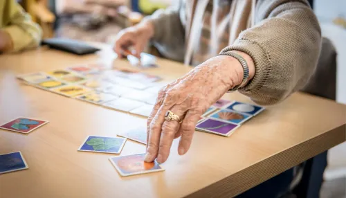 Alte Frau spielt Memory