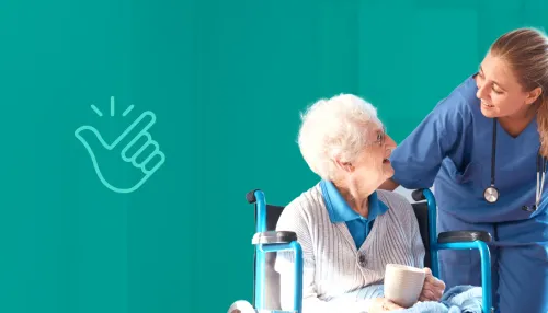 Seniorin im Rollstuhl mit ihrer Pflegerin im Pflegeheim.