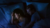 Frau und Mann erholsam und entspannt schlafend im Bett.