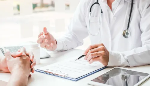 Arzt der einen Patienten berät.