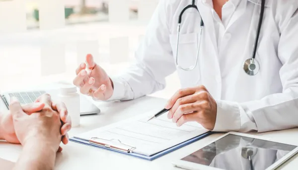 Arzt der einen Patienten berät.