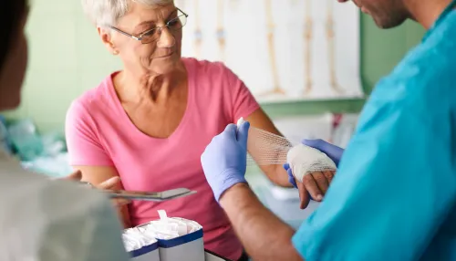 Seniorin bekommt einen Verband professionell angelegt.