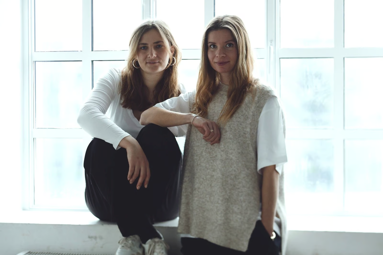 Image of Alicia Faridi and Maximiliane Kugler sitting in a window